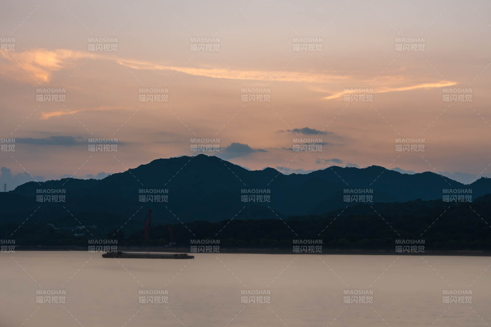 夕陽下的江面與遠山