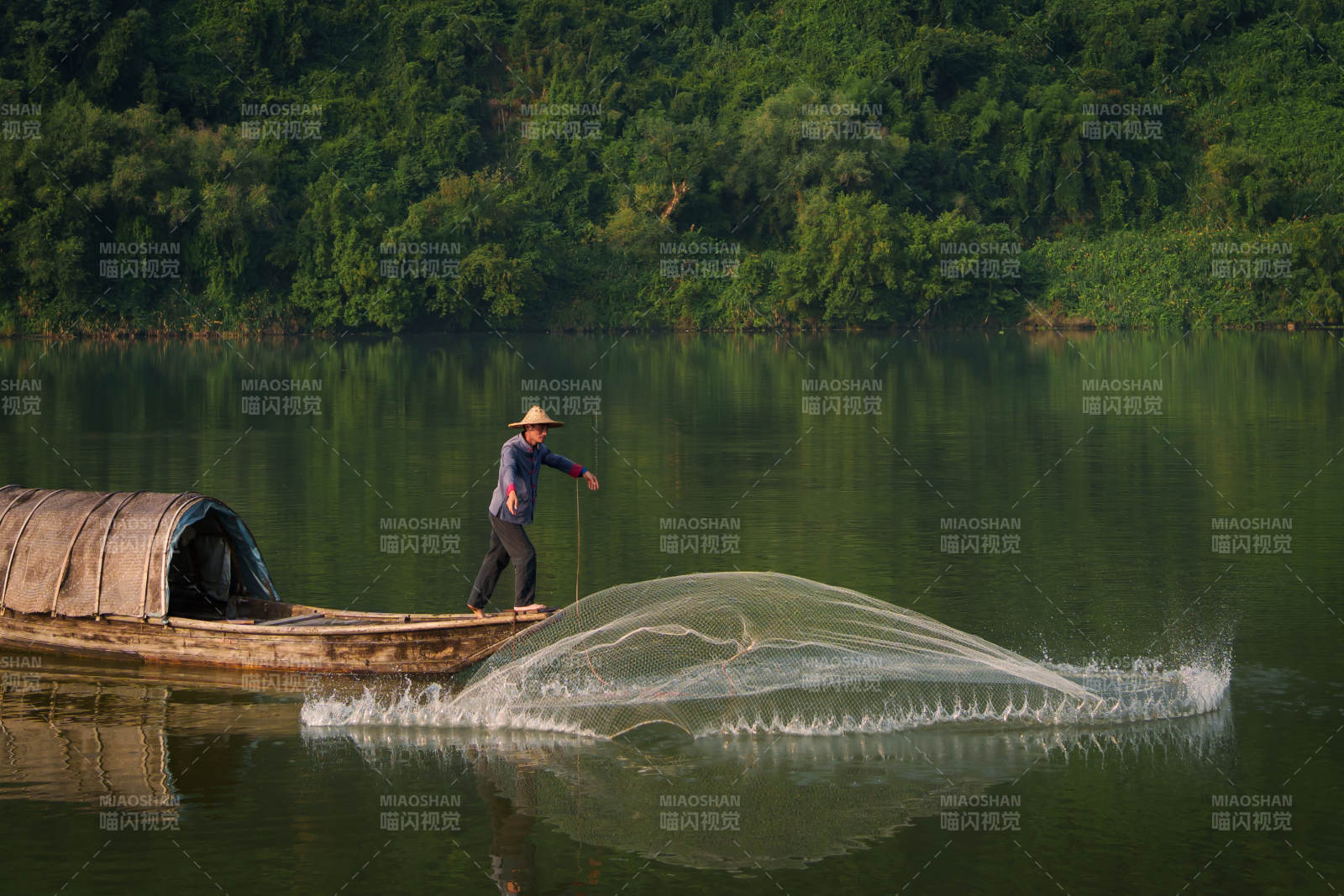 漁夫撒網 湖面寧靜