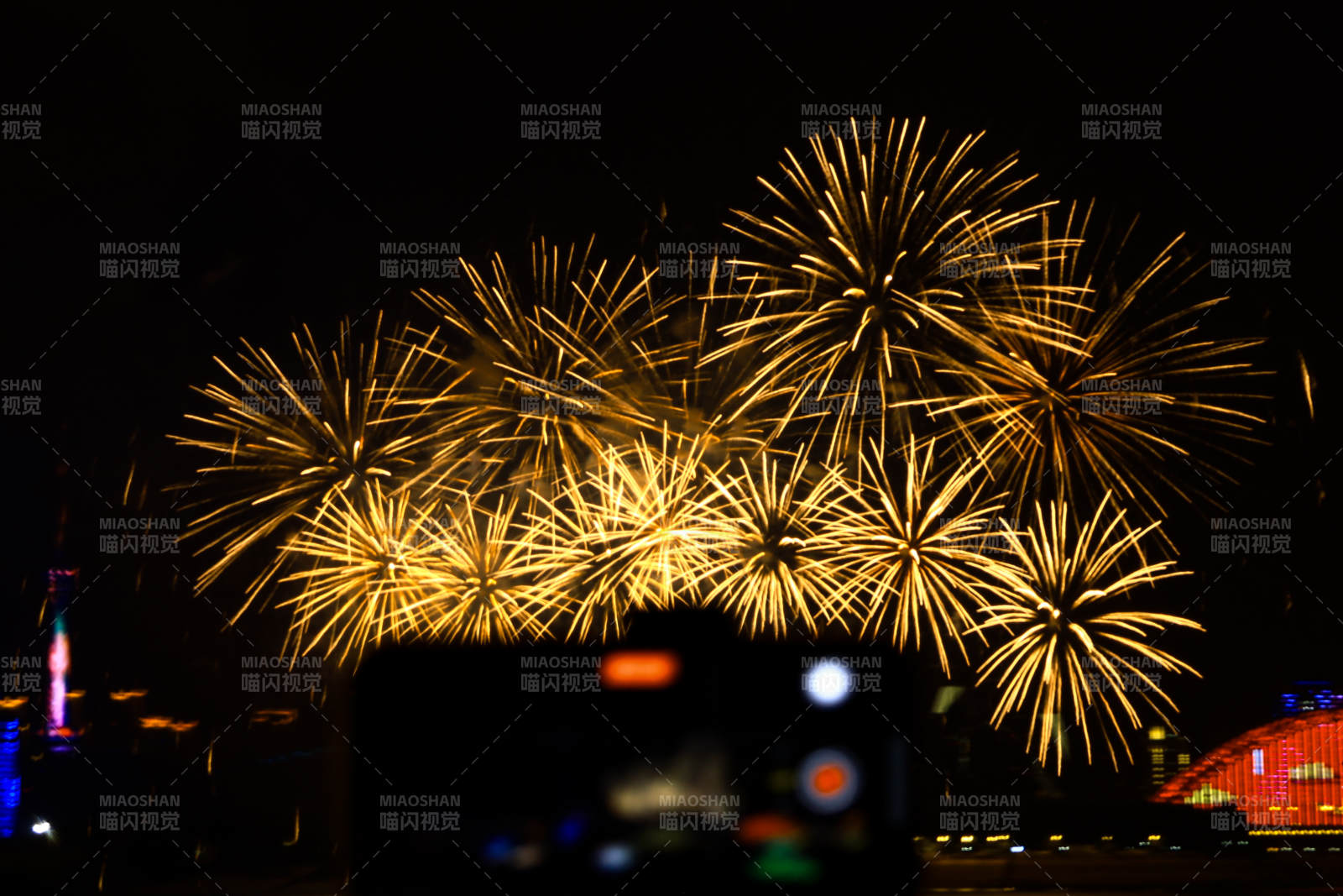 夜空中的煙花綻放
