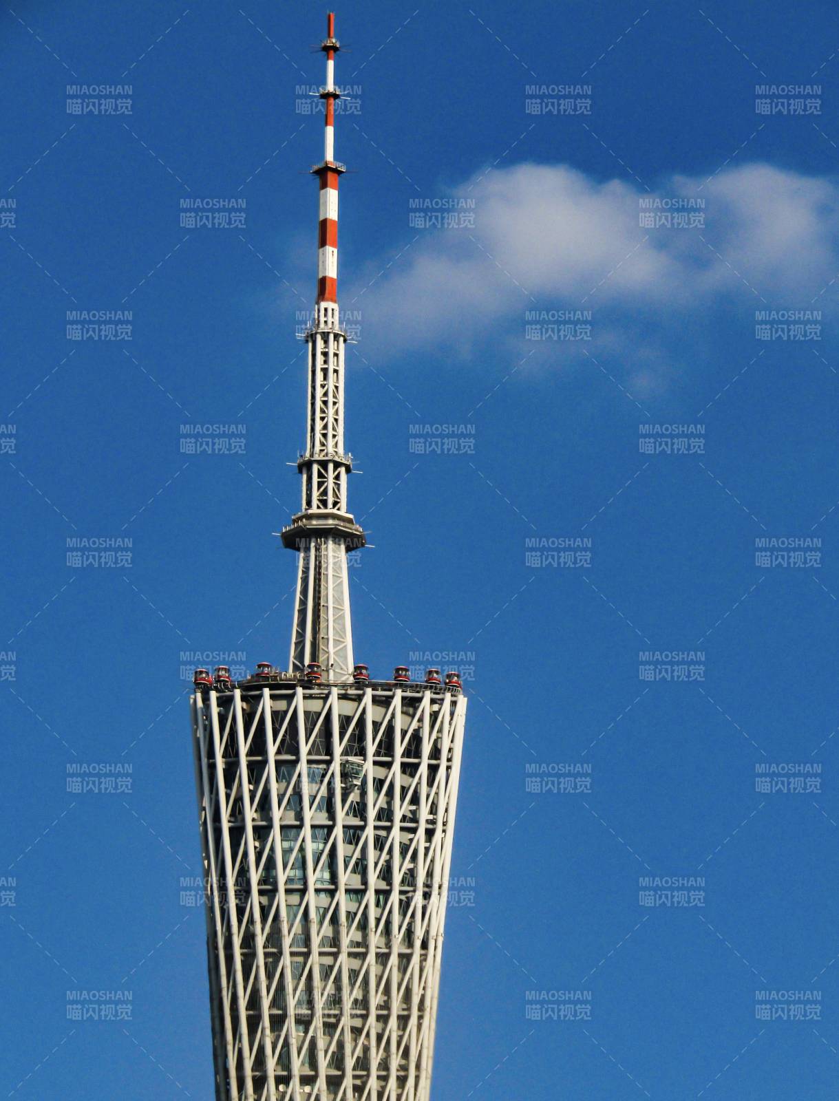 廣州塔尖頂藍天白云背景