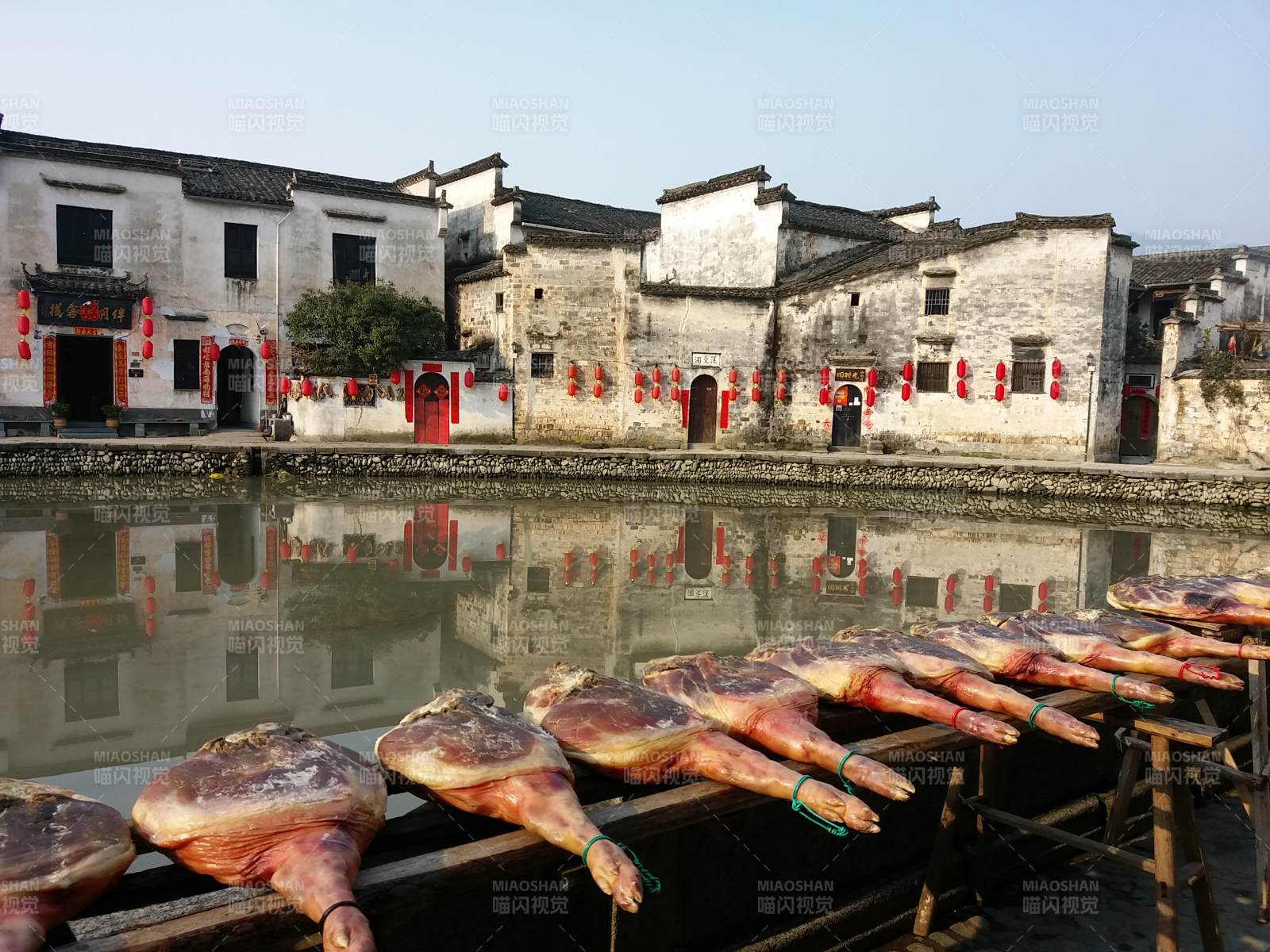 徽州古村的臘肉晾曬圖