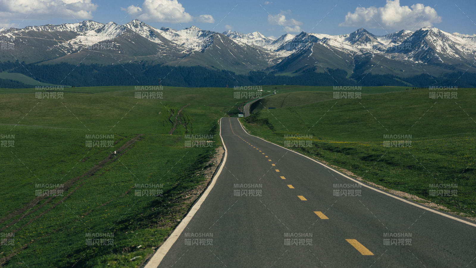 喀拉峻雪山下的蜿蜒公路