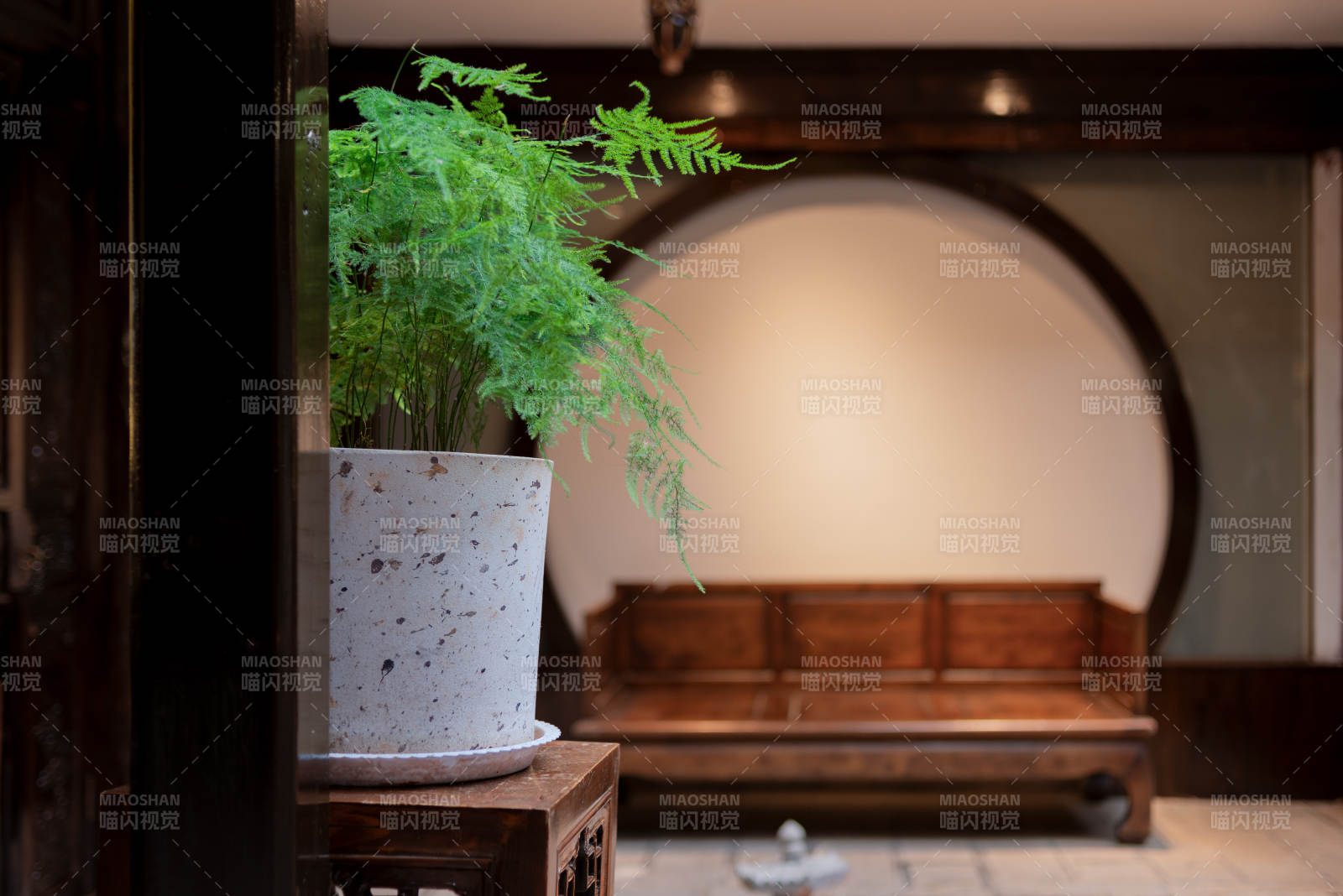 古風(fēng)室內(nèi)綠植點綴景致