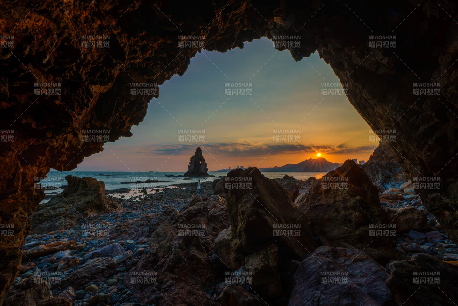 青島石老人洞穴中的日落美景