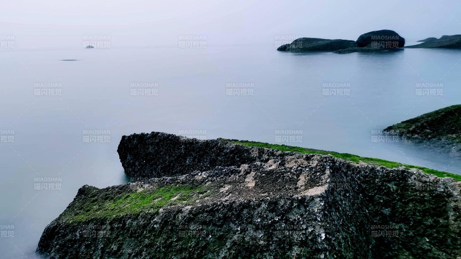 海邊巖石與霧氣朦朧廈門