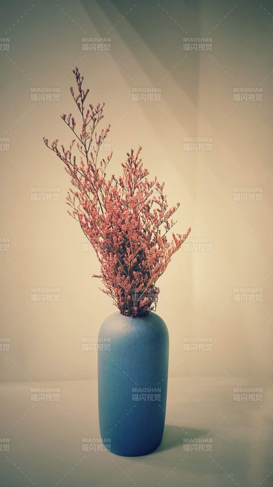 藍(lán)色花瓶中的干花裝飾
