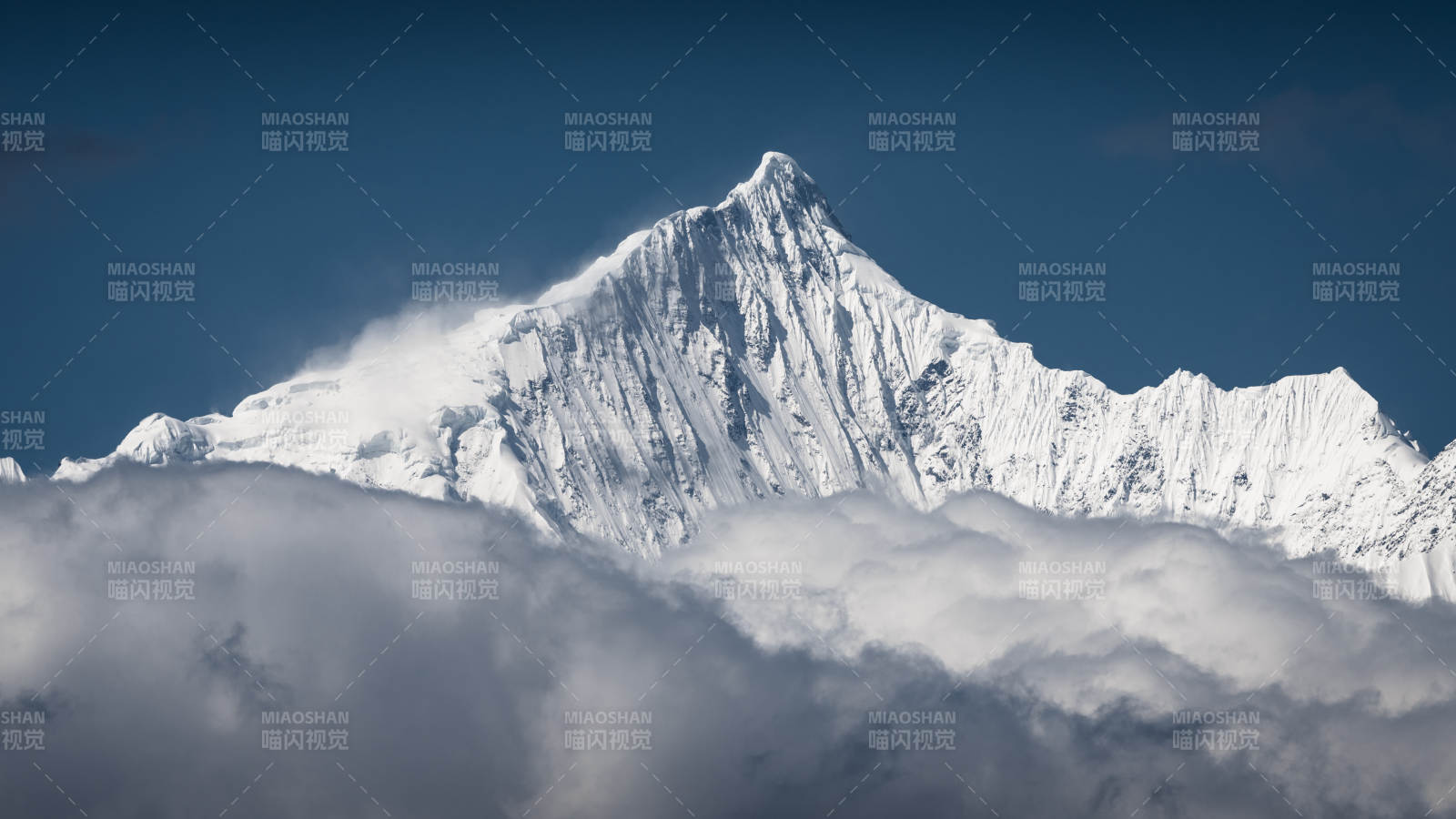 梅里雪山之巔 云海繚繞