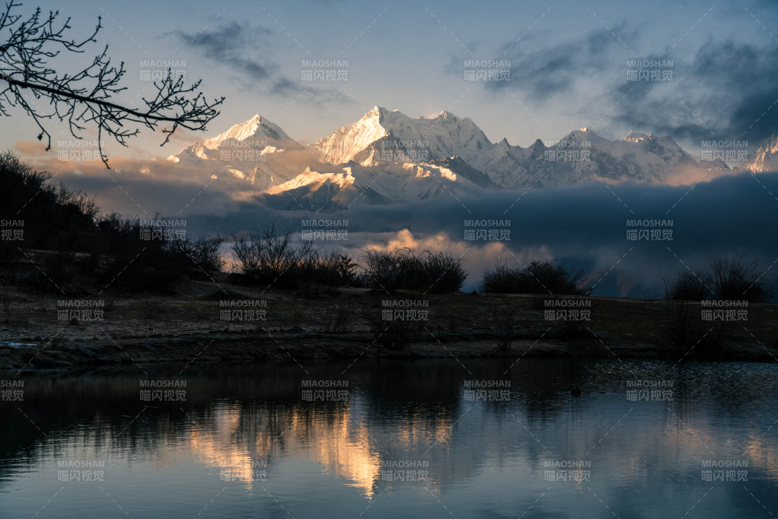 梅里十三峰倒影湖畔靜謐景