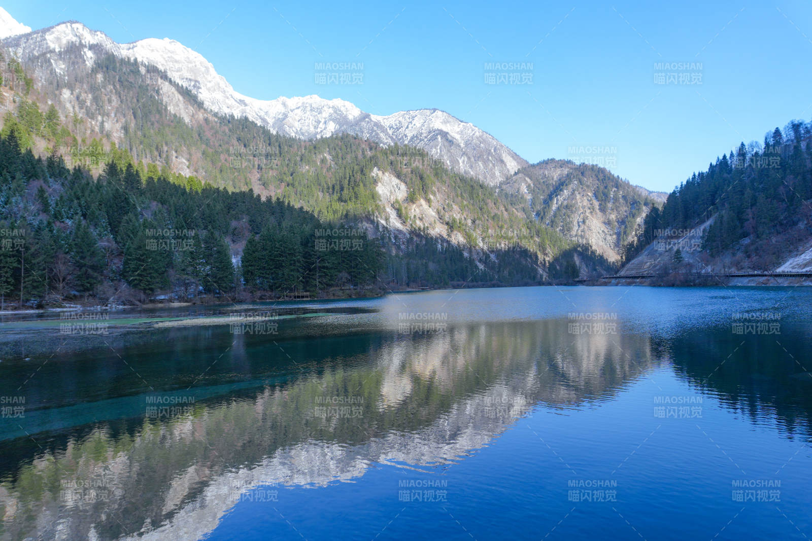 雪山湖畔 靜謐如鏡