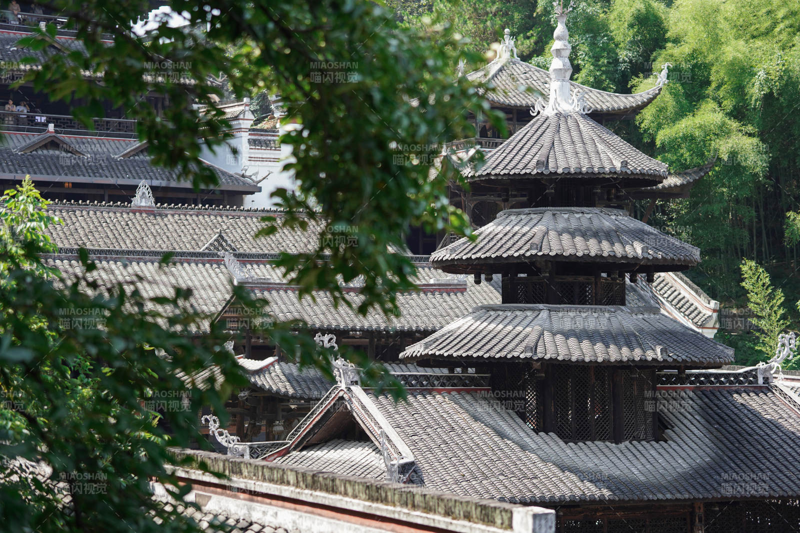 古建筑群與綠樹相映成趣 恩施土司城