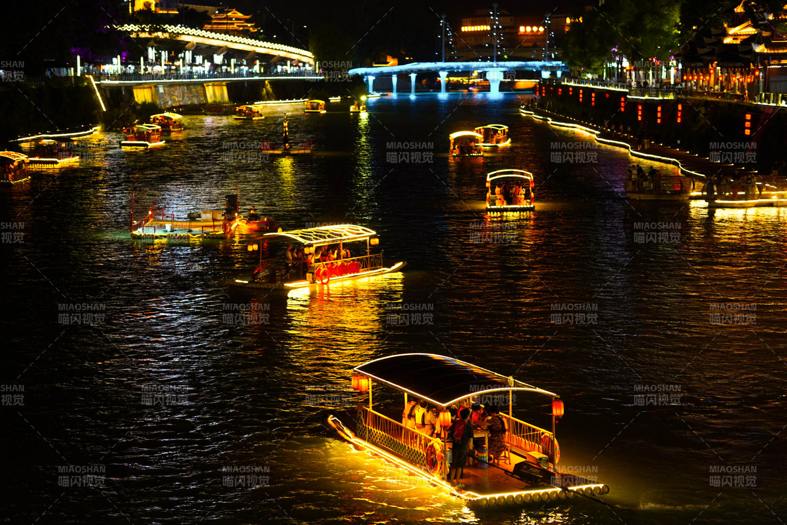 夜游河畔 燈火輝煌