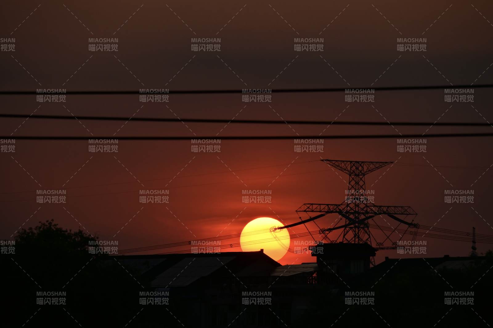夕陽下的電線塔剪影