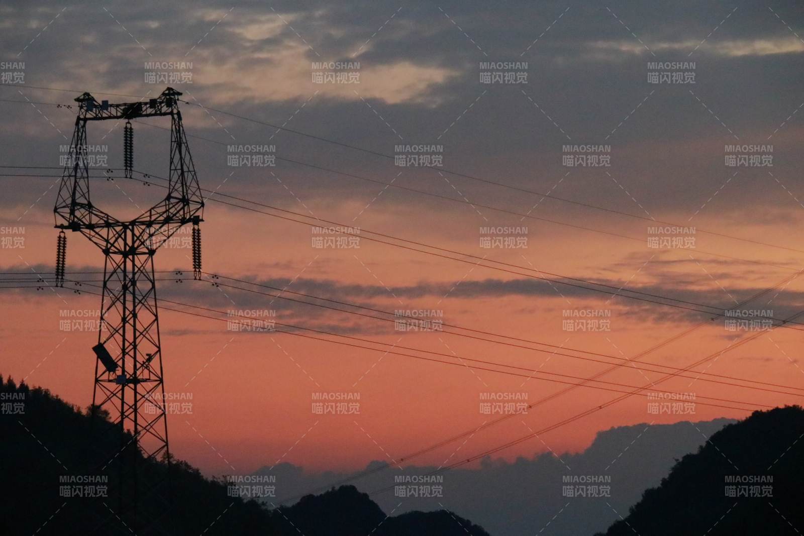 夕陽下的輸電塔剪影