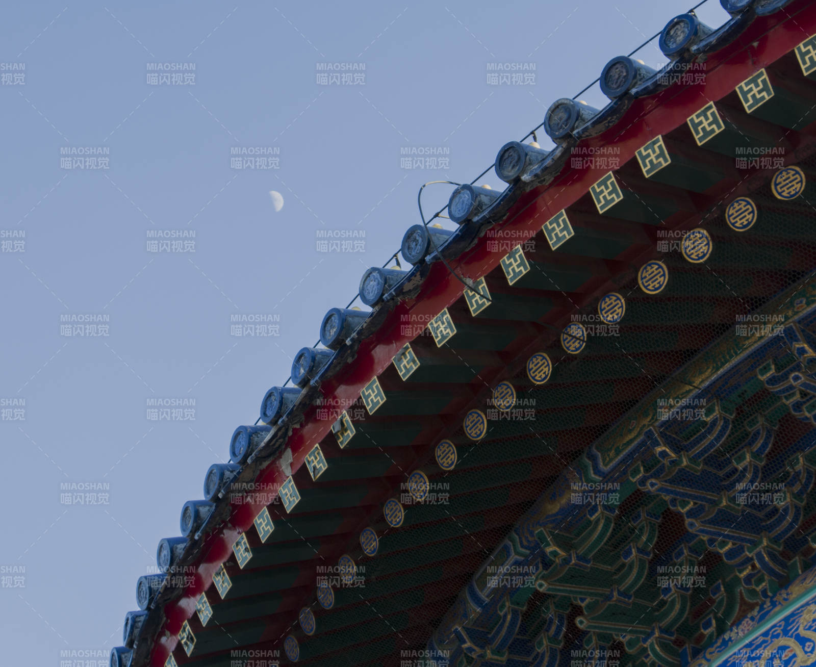 古建筑與新月相映成趣