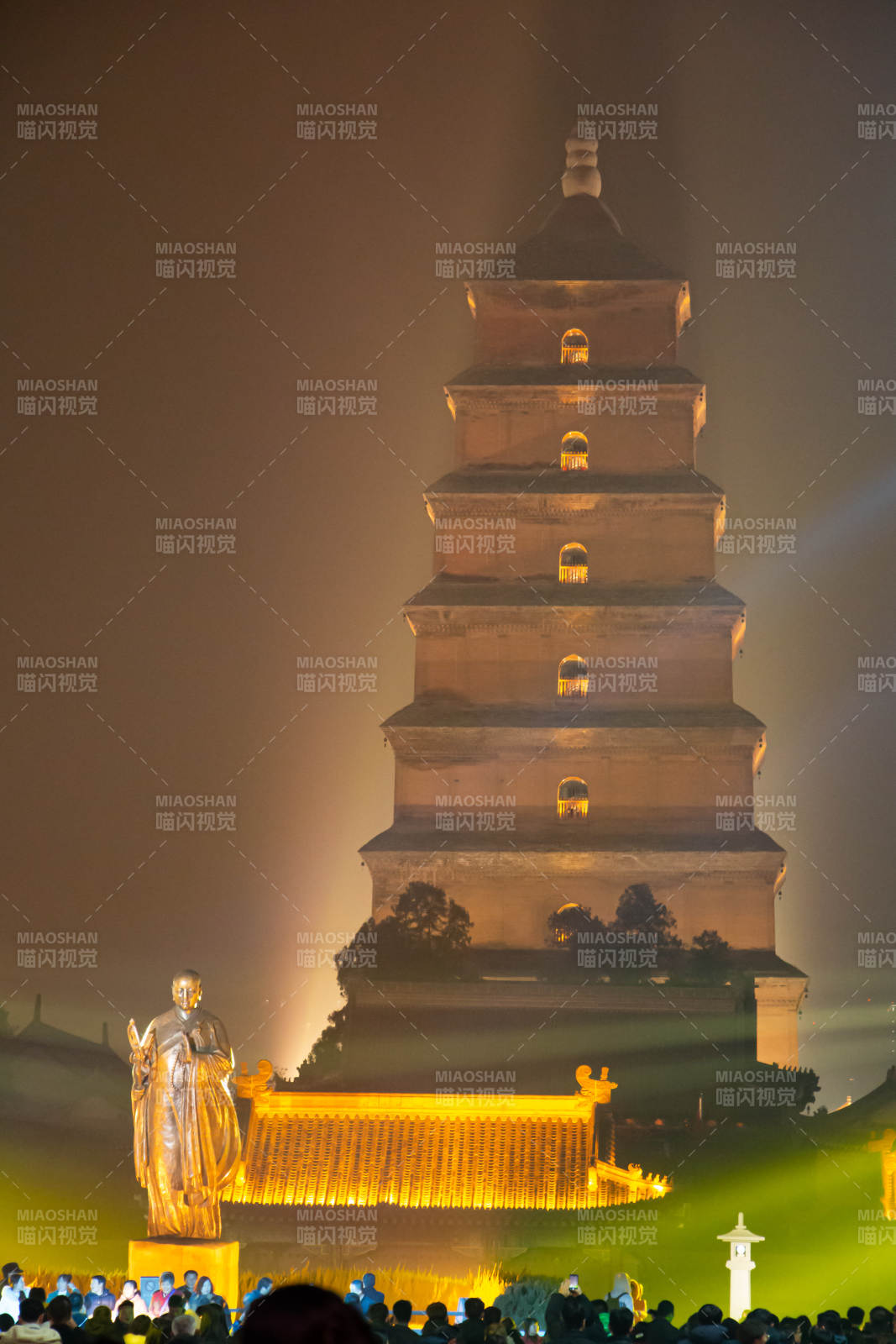 夜色中的大雁塔與雕像