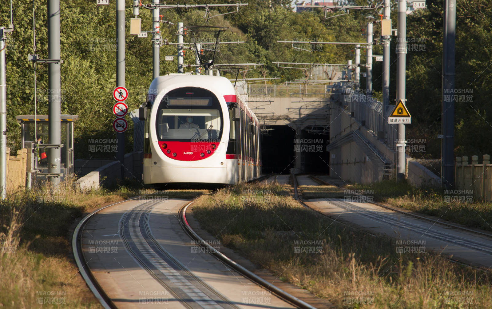 現(xiàn)代有軌電車(chē)駛?cè)胨淼?>
      </div>
      <div   id=