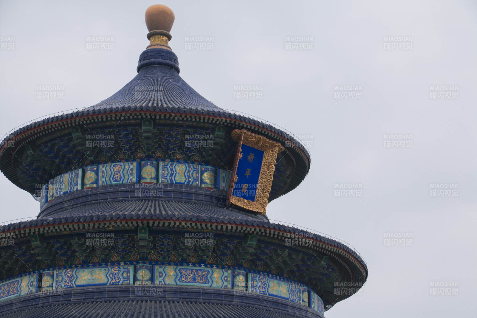 藍色古塔 祥云環(huán)繞