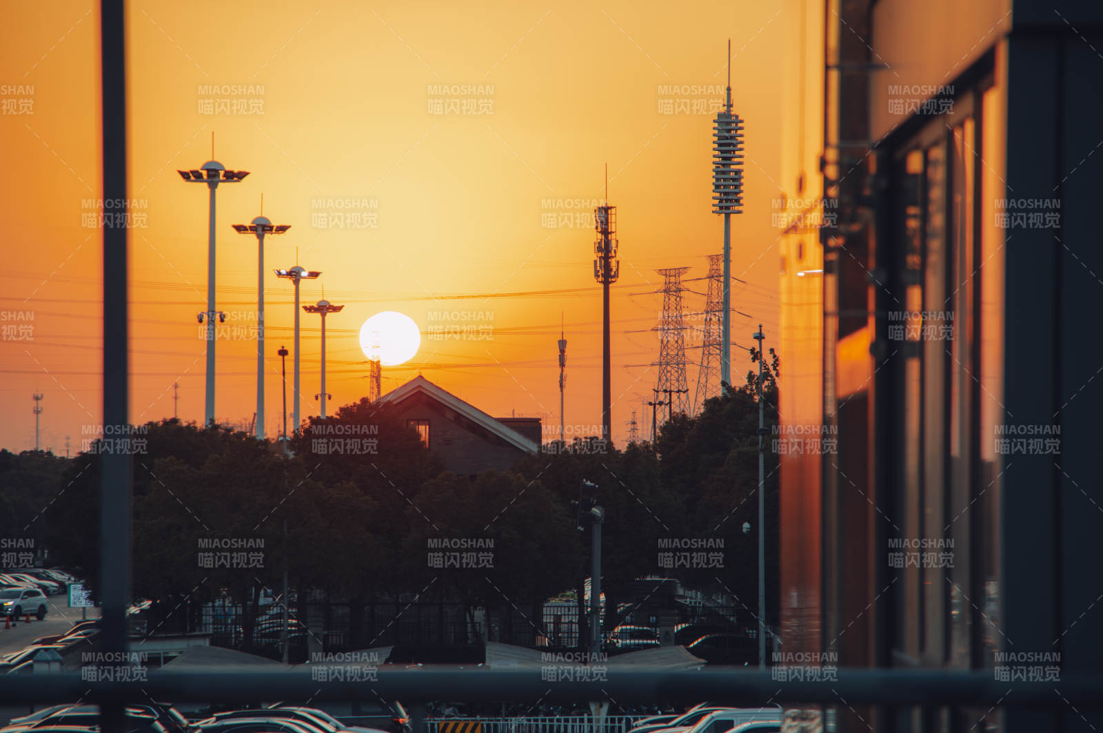 夕陽下的城市剪影