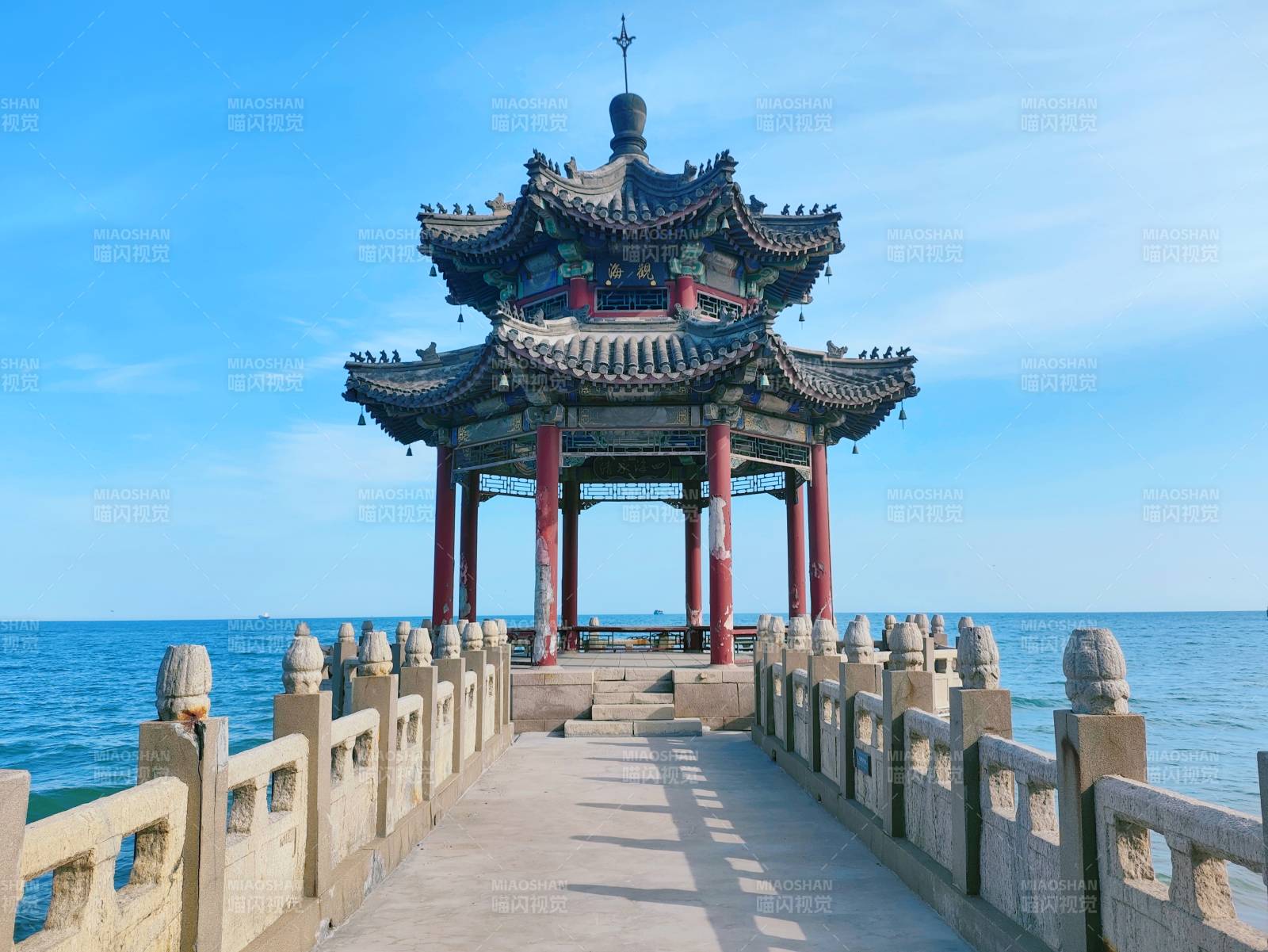 中國河北秦皇島山海關-老龍頭景區的古亭