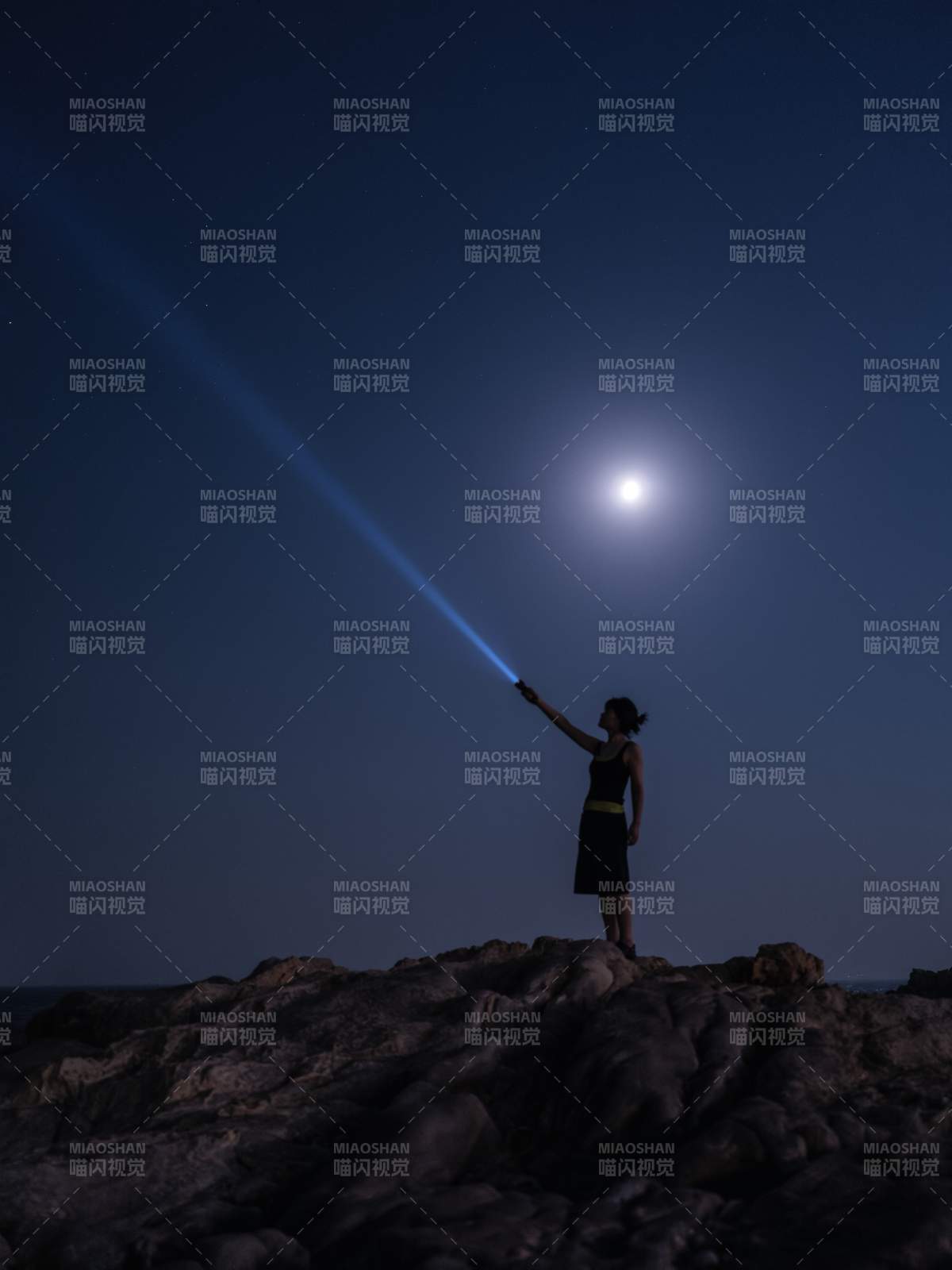 夜空下的光之指引