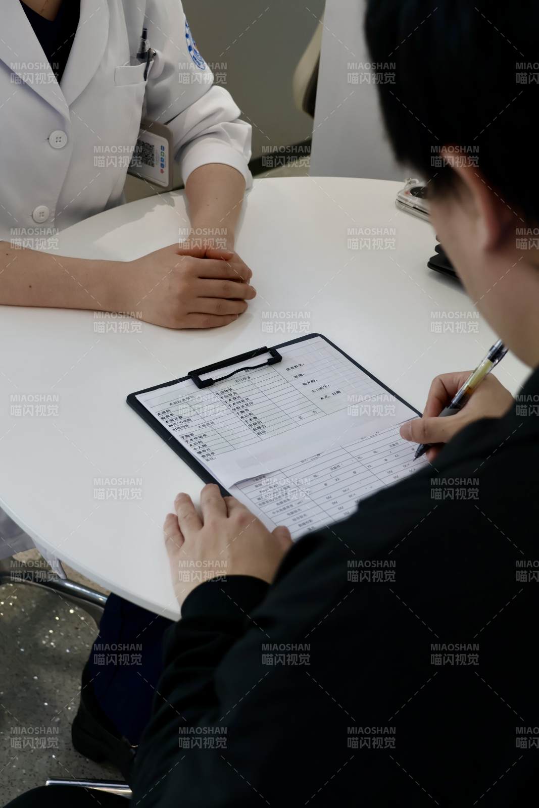 醫生與患者填寫醫療表格