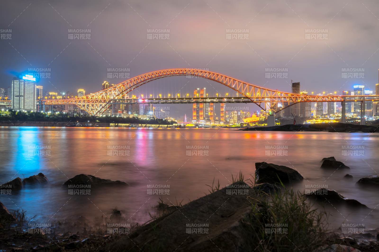 重慶 夜景中的紅色拱橋