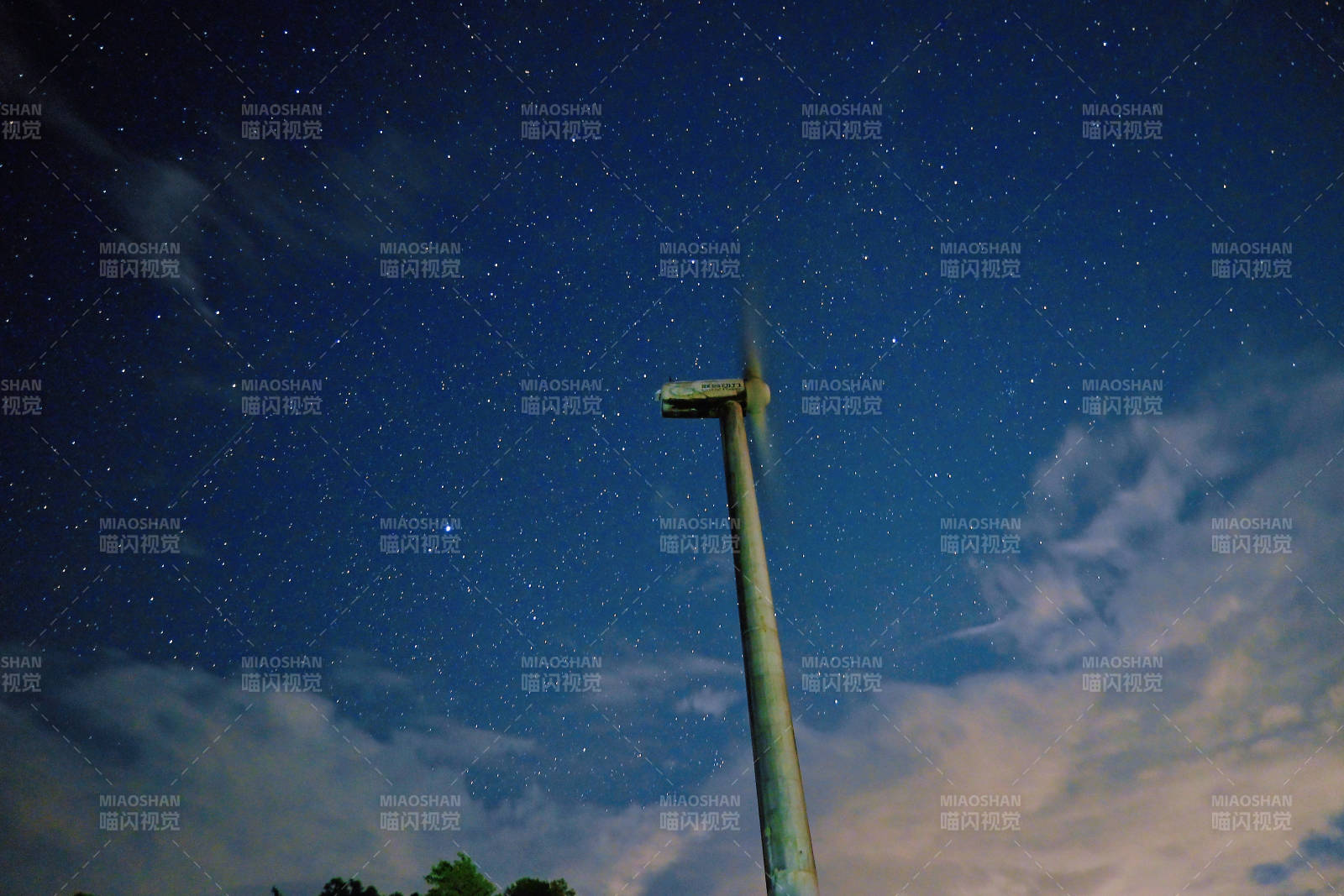 夜空下的風(fēng)車(chē)與星辰