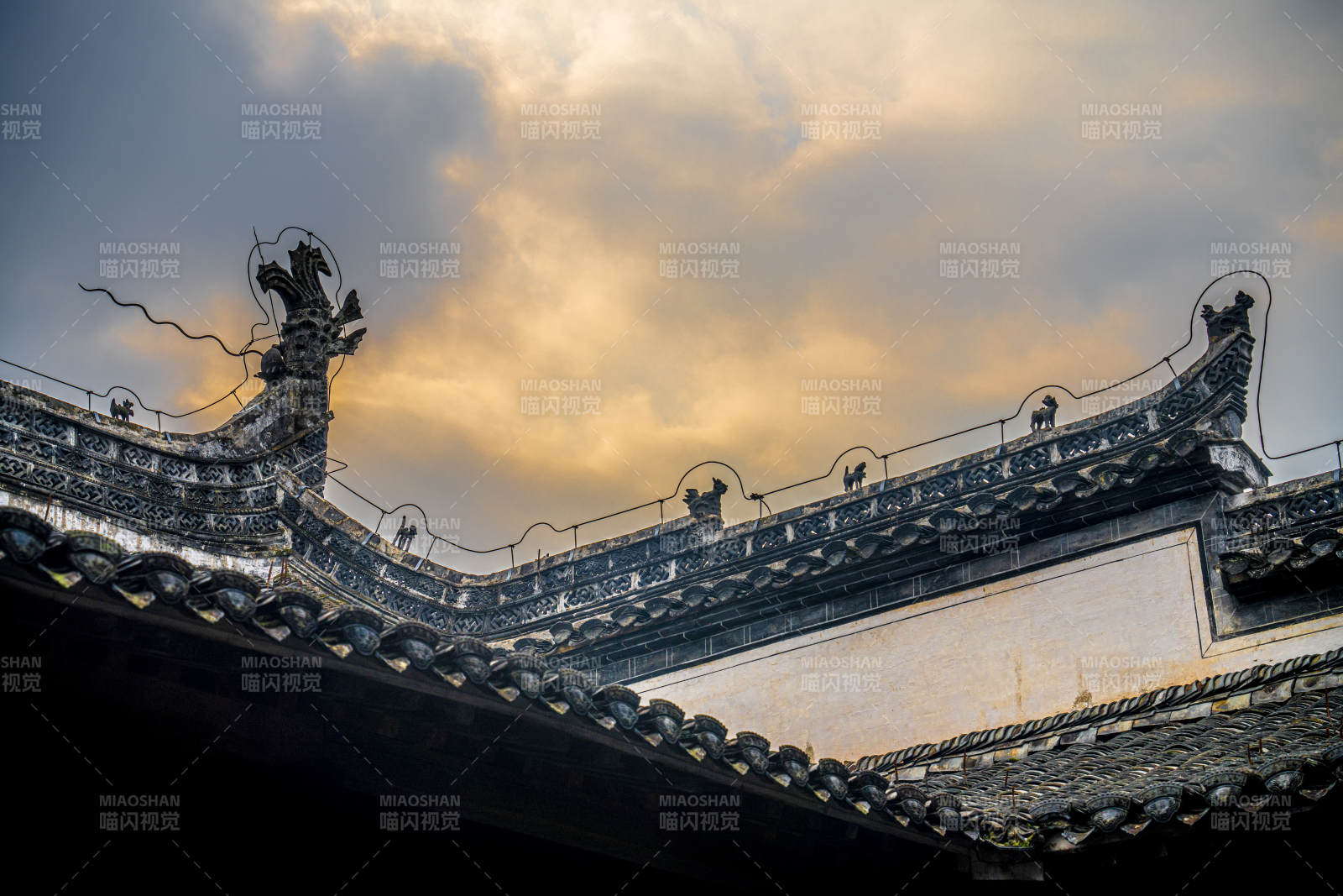 古建筑飛檐下的黃昏天空