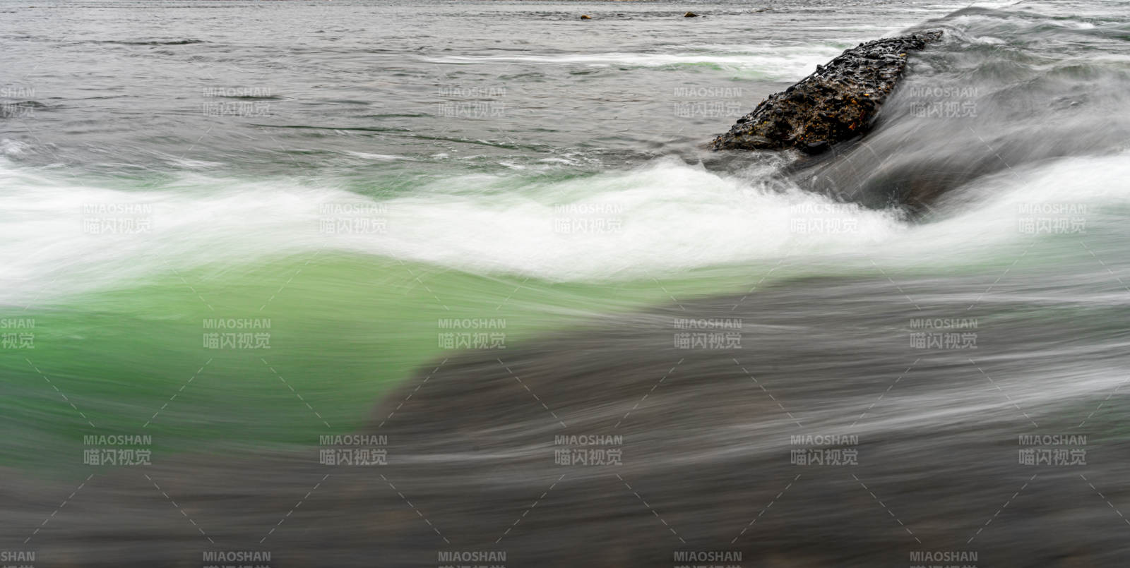 海浪拍打巖石的瞬間