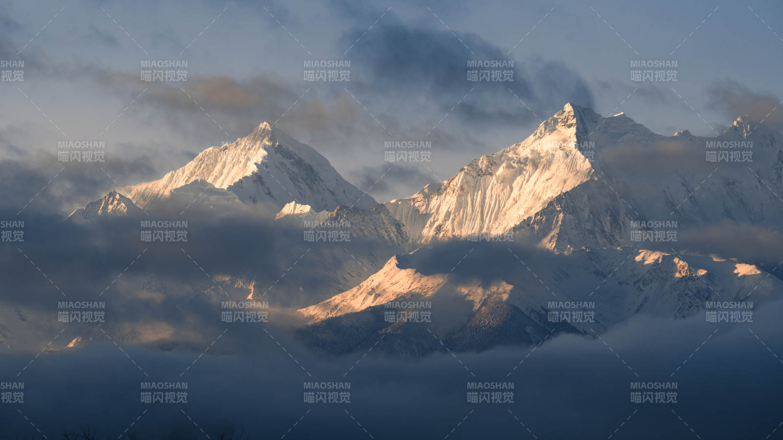 梅里雪山日照金山云海
