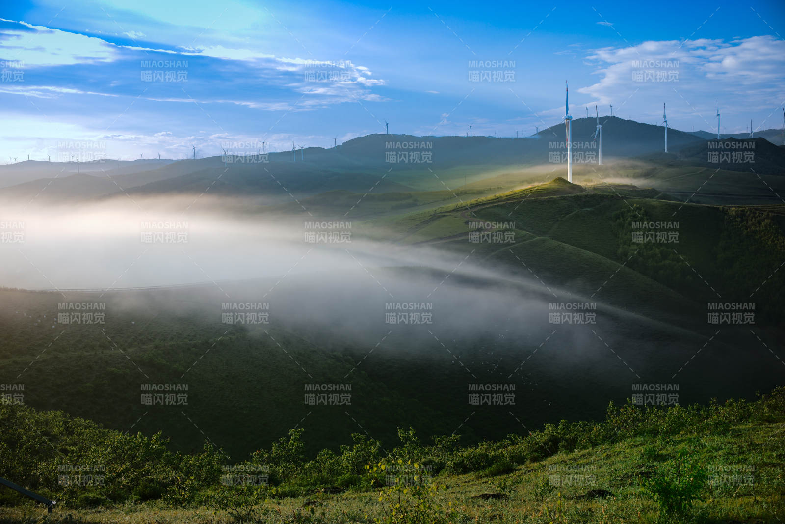 張北草原天路風車山霧晨曦圖