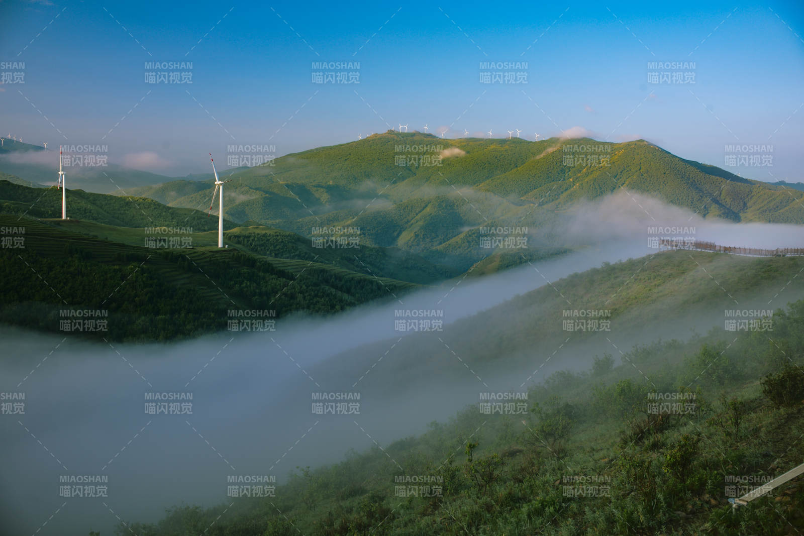 張北草原天路山間云海與風車