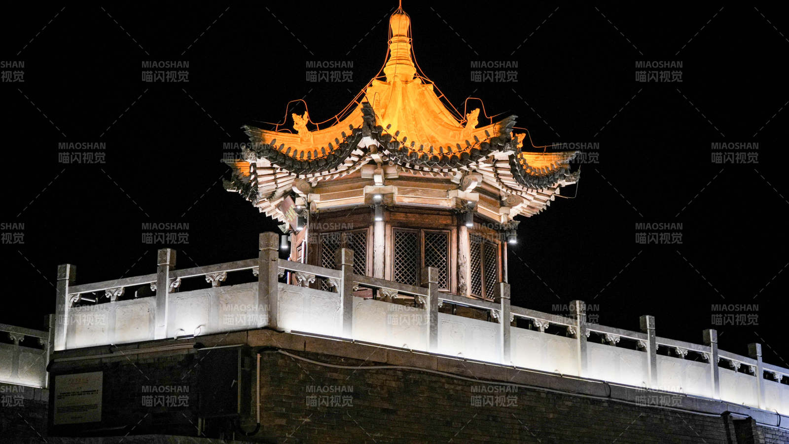 山西忻州古城夜色中的古塔光輝璀璨
