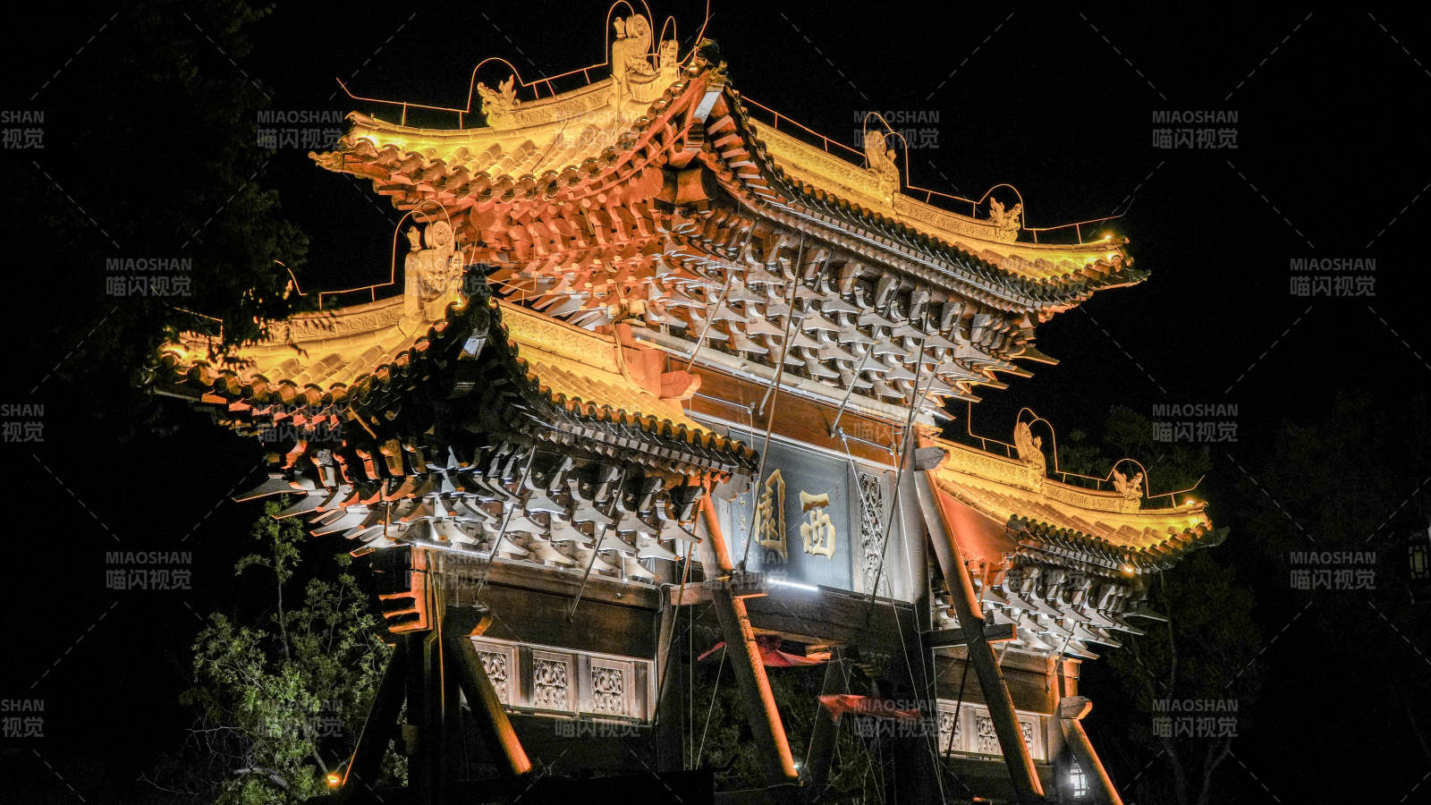 山西忻州古城夜景中的古建筑燈光璀璨