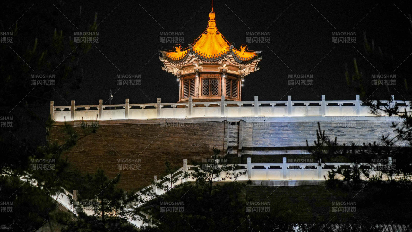 山西忻州古城夜色中的古塔與長廊
