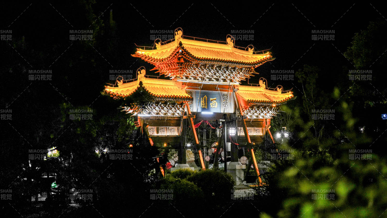 山西忻州古城夜景中的古塔燈光璀璨
