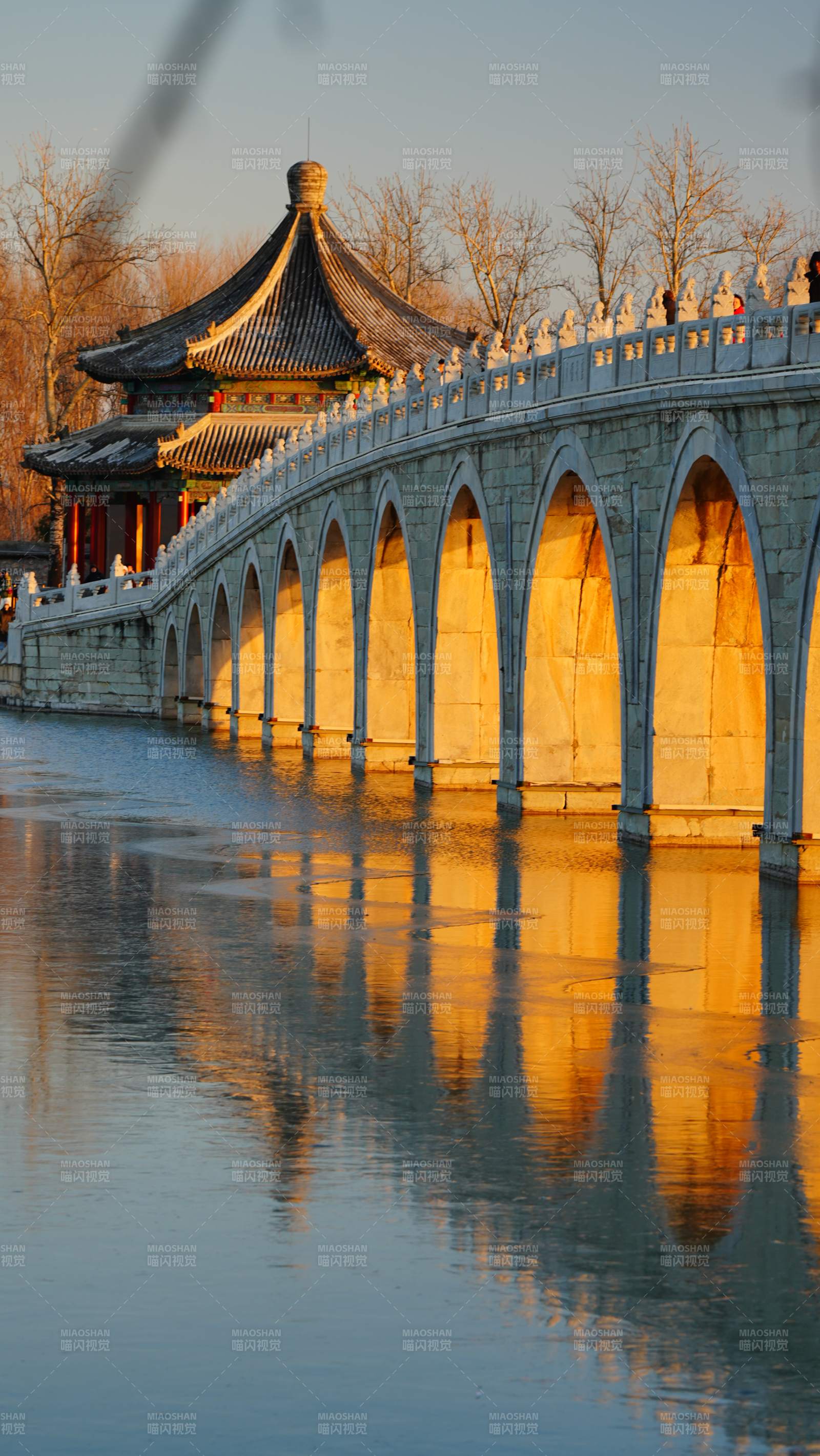 十七孔橋夕陽倒影