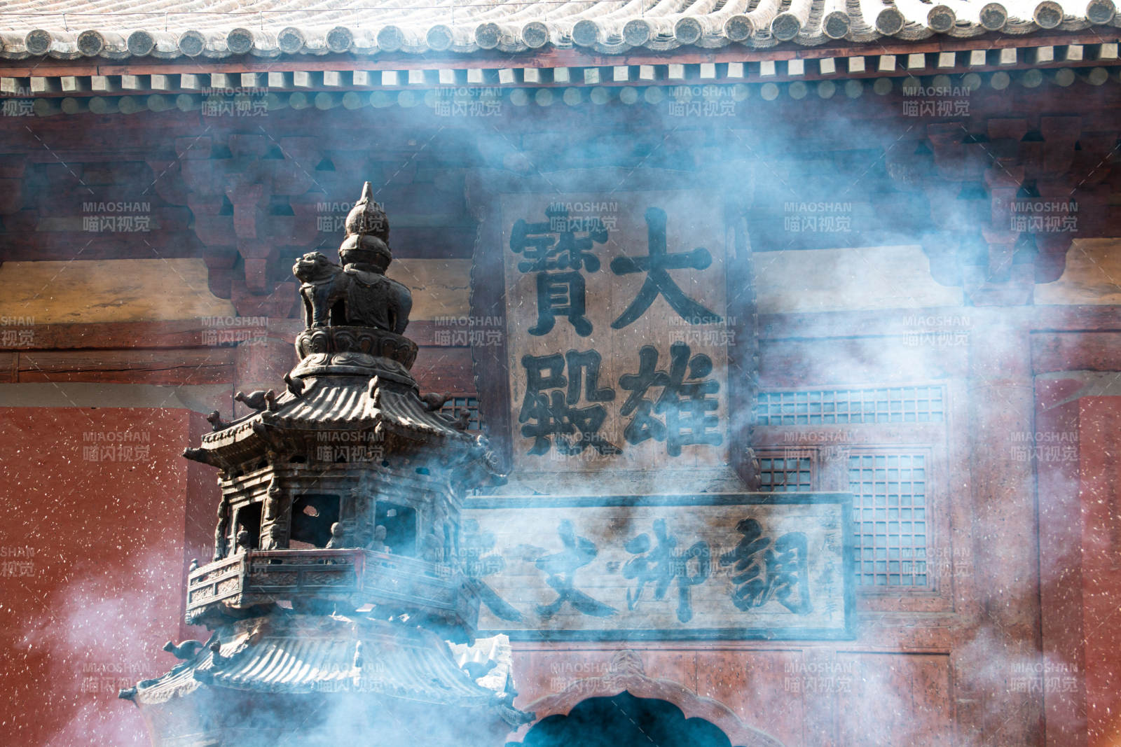 寺廟香煙繚繞 古塔靜謐