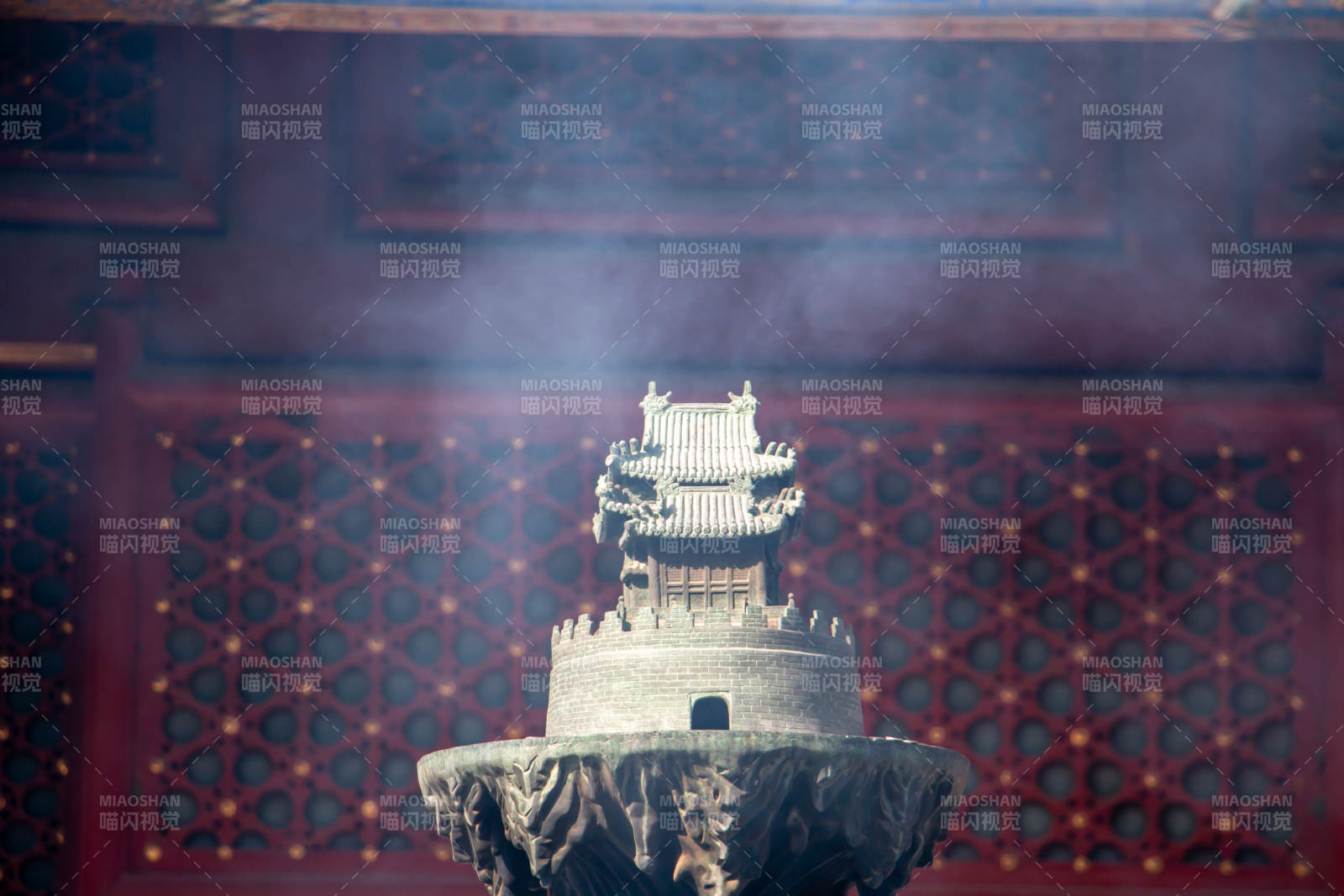 古寺香爐煙霧繚繞