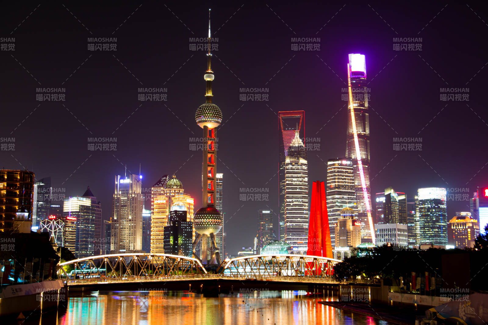 上海夜景 東方明珠與高樓群