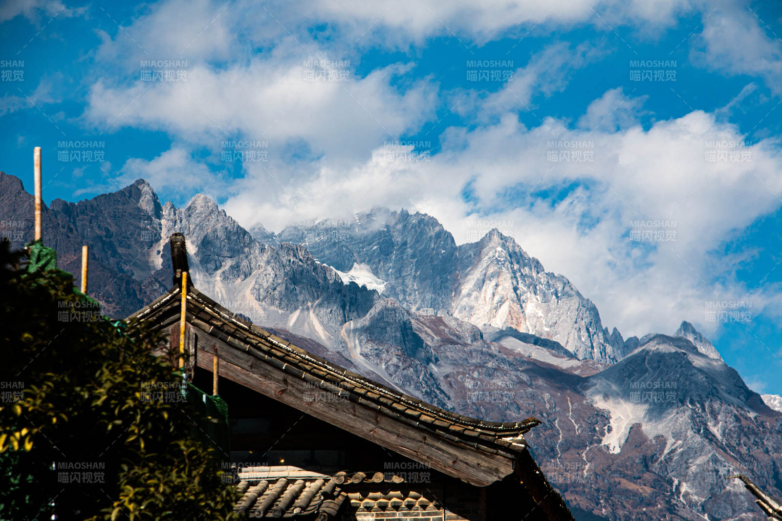 麗江雪山下的古建筑屋頂