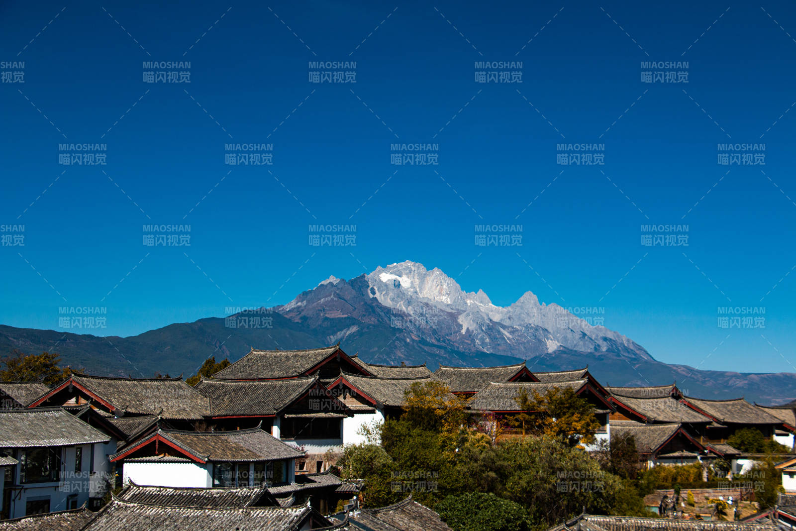 麗江雪山下的古村落風光