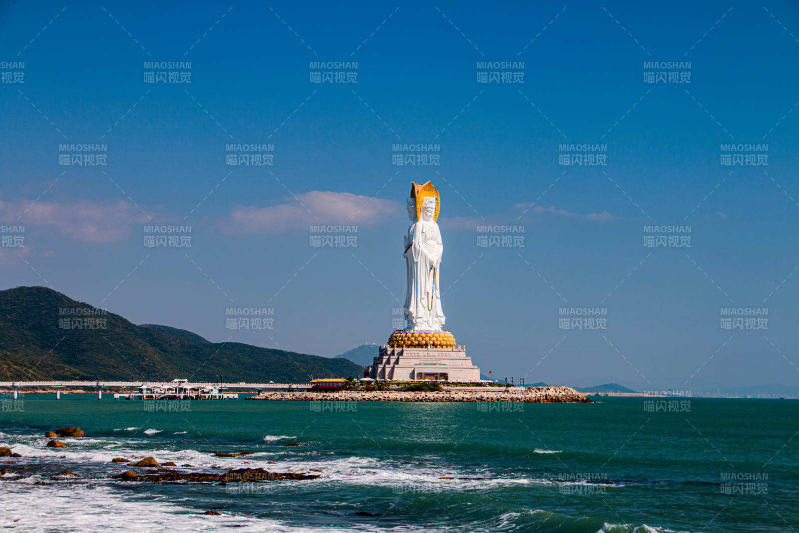 三亞南海觀音雕像矗立海邊