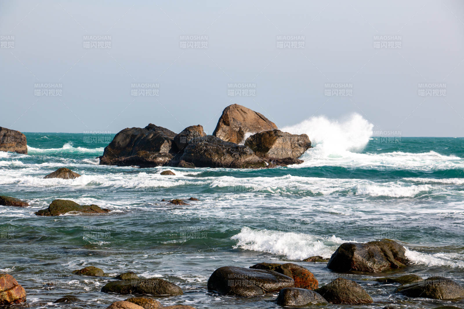 三亞海浪拍打巖石海岸