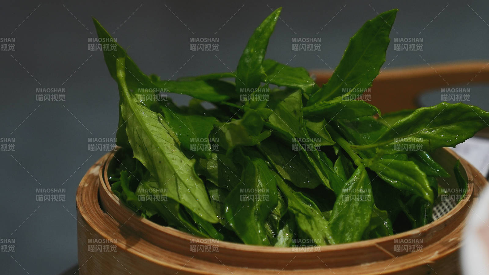 新鮮綠葉蔬菜蒸籠中