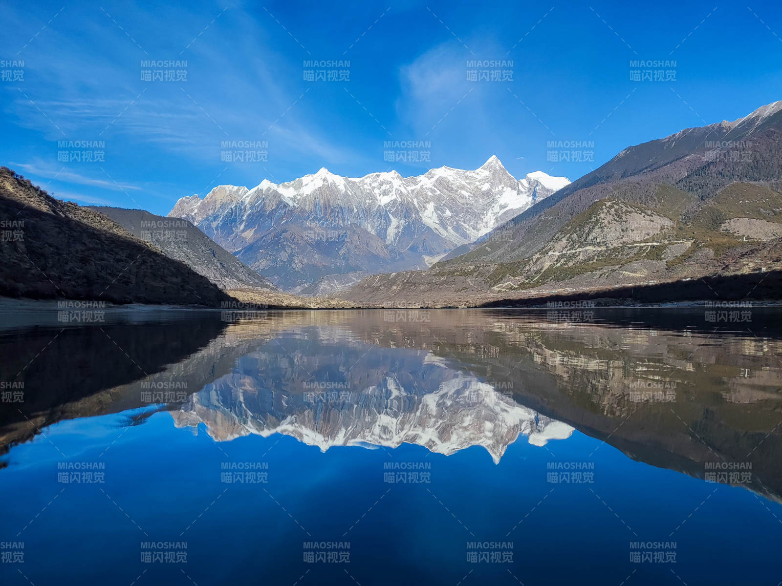 南迦巴瓦峰雪山倒影湖面靜謐美景