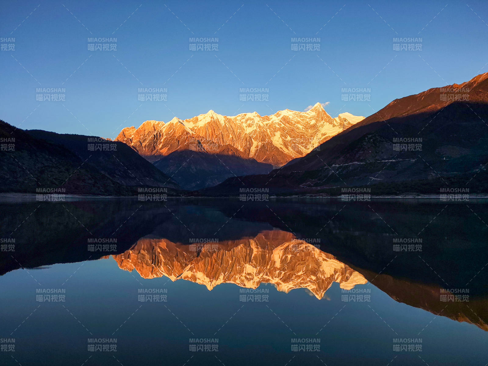 南迦巴瓦峰雪山湖影映朝霞