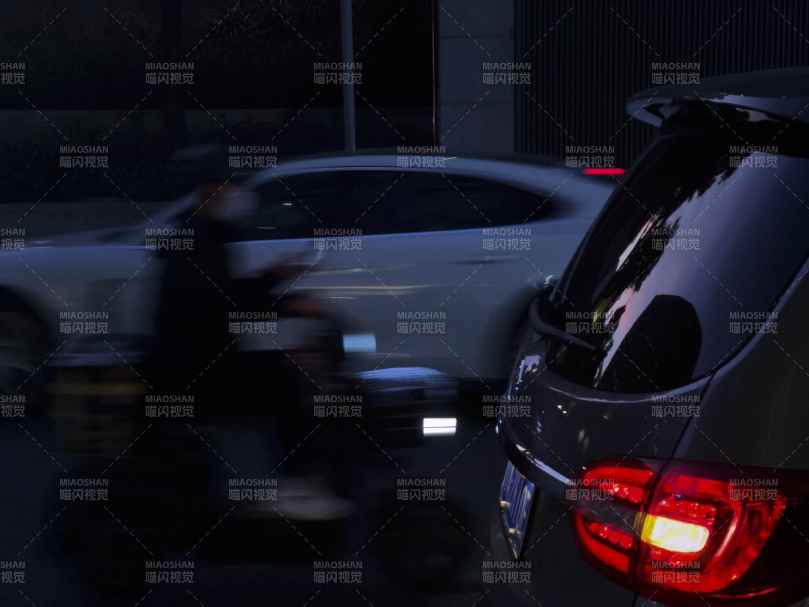 夜行電動(dòng)車與汽車并行