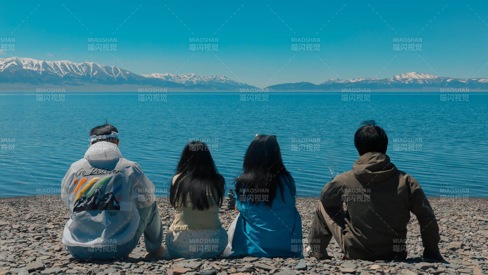 湖畔四人靜賞雪山美景--賽里木湖 