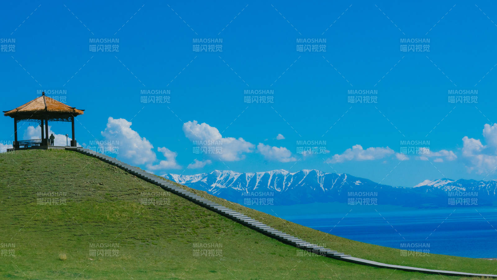 賽里木湖草原上的觀景亭